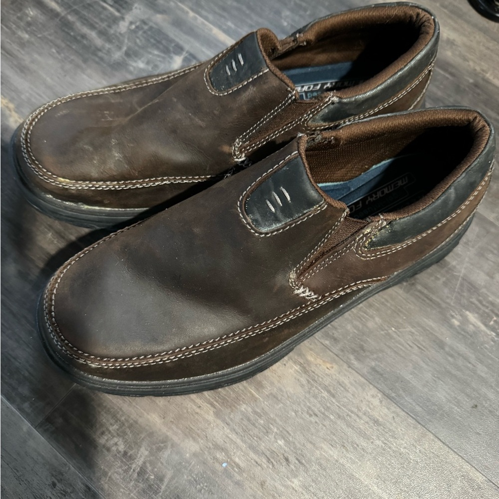 Men’s leather Skechers size 7